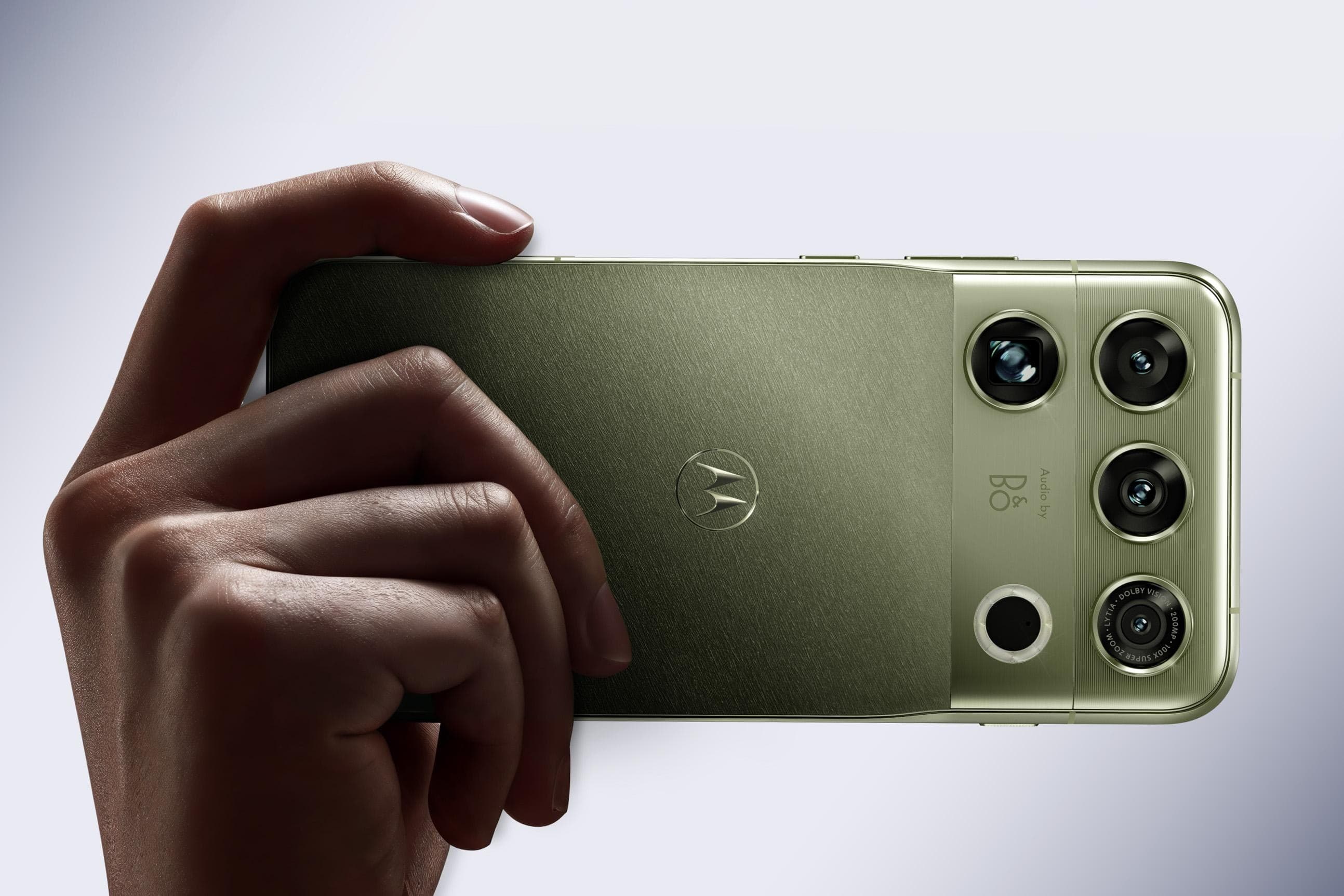 Motorola Signature 27 in green, held in hand, with Snapdragon 8 Elite Extreme Gen 6